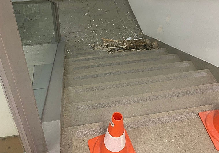 Goteras y desprendimientos de techo en dependencias de la Consejería de Economía en Mérida